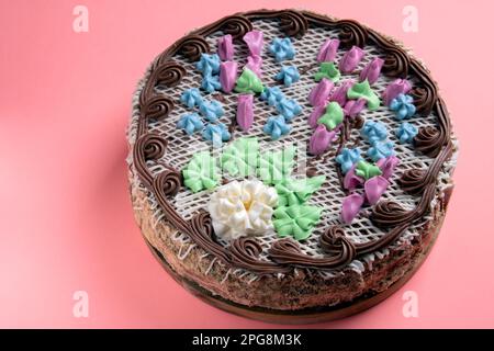 foto torta di kiev su una tavola di legno su uno sfondo rosa Foto Stock