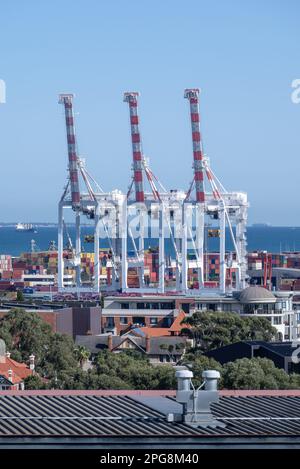 Fremantle, WA, Australia - Vista sul porto e sui moli con gru Foto Stock