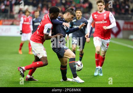 Reims, Francia. 19th Mar, 2023. Cheick Keita di Reims, Ruslan Malinovskyi di Marsiglia durante il campionato francese Ligue 1 partita di calcio tra Stade de Reims e Olympique de Marseille il 19 marzo 2023 allo stadio Auguste Delaune di Reims, Francia - Foto Jean Catuffe/DPPI Credit: DPPI Media/Alamy Live News Foto Stock