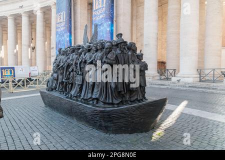 Città del Vaticano, Vaticano - 7 dicembre 2022: Angels Unawares è una scultura in bronzo di Timothy Schmalz installata in San Piazza Pietro. Foto Stock