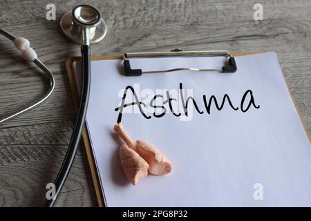 Stetoscopio, modello polmonare umano e appunti cartacei con testo Asma. Concetto medico e sanitario Foto Stock