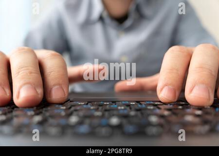 Uomo d'affari mani di digitazione e navigare in Internet, la ricerca delle informazioni tramite computer portatile, primo piano. Uomo d'affari on-line che lavora a offic moderno Foto Stock