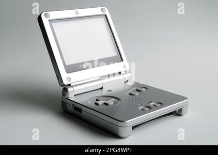 Caserta, Italia. 21st Mar, 2023. In questa illustrazione. Nintendo Game Boy Advance SP 'SP sta per Special Project', rilasciato per la prima volta nel 2002, ora fuori produzione. Si stima che le unità vendute ammontassero a circa 94,42 milioni di euro, l'ultima stima effettuata nel 2016. Italy, 20 Mar, 2023. (Foto di Vincenzo Izzo/Sipa USA) Credit: Sipa USA/Alamy Live News Foto Stock