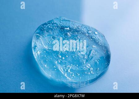 Campione di gel doccia trasparente su sfondo azzurro Foto Stock