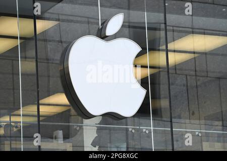 Monaco, Germania. 21st Mar, 2023. Logo Apple, Apple presso L'APPLE STORE di Rosenstrasse a Monaco, produttore di computer, computer, negozio, negozio, ingresso, edificio, facciata, logo aziendale, logo di mela, logo ? Credit: dpa/Alamy Live News Foto Stock