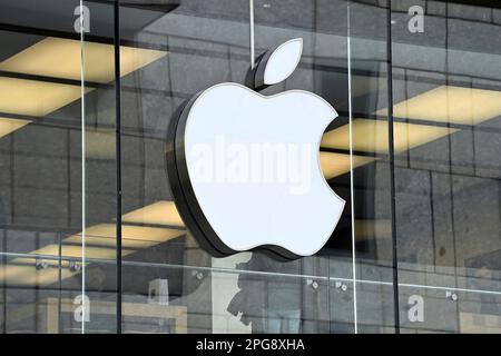 Monaco, Germania. 21st Mar, 2023. Logo Apple, Apple presso L'APPLE STORE di Rosenstrasse a Monaco, produttore di computer, computer, negozio, negozio, ingresso, edificio, facciata, logo aziendale, logo di mela, logo ? Credit: dpa/Alamy Live News Foto Stock