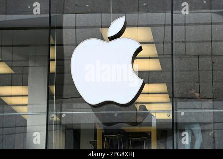 Monaco, Germania. 21st Mar, 2023. Logo Apple, Apple presso L'APPLE STORE di Rosenstrasse a Monaco, produttore di computer, computer, negozio, negozio, ingresso, edificio, facciata, logo aziendale, logo di mela, logo ? Credit: dpa/Alamy Live News Foto Stock