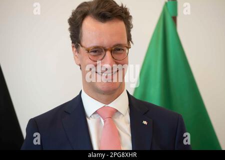 Dusseldorf, Germania. 21st Mar, 2023. Hendrik WUEST, Wust, CDU, primo Ministro dello Stato della Renania settentrionale-Vestfalia, visita inaugurale dell'Ambasciatore francese Francoise DELATTRE alla Cancelleria di Stato di Duesseldorf, 21 marzo 2023, Credit: dpa/Alamy Live News Foto Stock