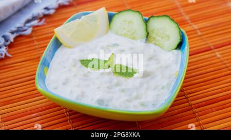 Tzatziki, la versione greca di cacık, è una salsa a base di cetriolo e yogurt, consumata in molti piatti, soprattutto carne. Foto Stock