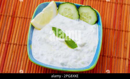 Tzatziki, la versione greca di cacık, è una salsa a base di cetriolo e yogurt, consumata in molti piatti, soprattutto carne. Foto Stock
