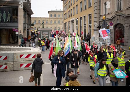 Monaco, Germania. 21st Mar, 2023. 6000 lavoratori del settore pubblico si sono riuniti a Monaco, in Germania, il 21st marzo 2023 per protestare contro un enorme raduno del sindacato ver.di per il 10,5% e minimo 500 euro salari più elevati. (Foto di Alexander Pohl/Sipa USA) Credit: Sipa USA/Alamy Live News Foto Stock