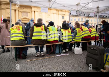 Monaco, Germania. 21st Mar, 2023. 6000 lavoratori del settore pubblico si sono riuniti a Monaco, in Germania, il 21st marzo 2023 per protestare contro un enorme raduno del sindacato ver.di per il 10,5% e minimo 500 euro salari più elevati. (Foto di Alexander Pohl/Sipa USA) Credit: Sipa USA/Alamy Live News Foto Stock