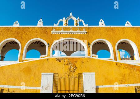 Architettura del convento di San Antonio de Padova, Izamal, Yucatan, Messico. Foto Stock