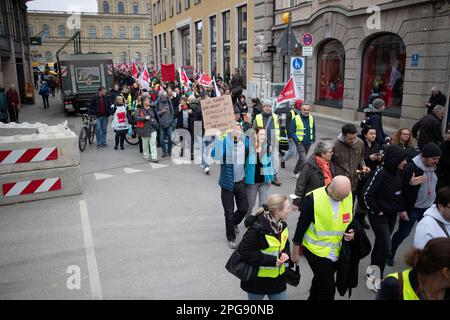 Monaco, Germania. 21st Mar, 2023. 6000 lavoratori del settore pubblico si sono riuniti a Monaco, in Germania, il 21st marzo 2023 per protestare contro un enorme raduno del sindacato ver.di per il 10,5% e minimo 500 euro salari più elevati. (Foto di Alexander Pohl/Sipa USA) Credit: Sipa USA/Alamy Live News Foto Stock