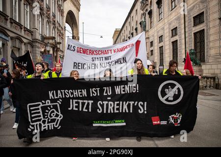 Monaco, Germania. 21st Mar, 2023. 6000 lavoratori del settore pubblico si sono riuniti a Monaco, in Germania, il 21st marzo 2023 per protestare contro un enorme raduno del sindacato ver.di per il 10,5% e minimo 500 euro salari più elevati. (Foto di Alexander Pohl/Sipa USA) Credit: Sipa USA/Alamy Live News Foto Stock