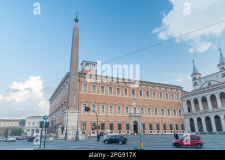 Roma, Italia - 7 dicembre 2022: Piazza San Gionvanni con l'Obelisco Lateranense, il più grande obelisco egiziano al mondo. Foto Stock