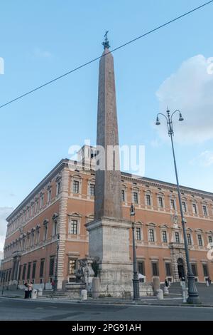 Roma, Italia - 7 dicembre 2022: Obelisco Lateranense, il più grande obelisco antico egiziano in piedi nel mondo. Foto Stock