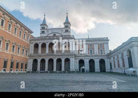 Roma, Italia - 7 dicembre 2022: Palazzo Laterano antico palazzo dell'Impero Romano e poi la principale residenza papale a sud-est di Roma. Foto Stock