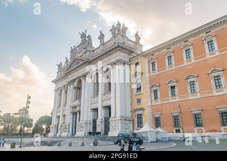 Roma, Italia - 7 dicembre 2022: Facciata della Cattedrale dell'Arcibasilica del Santissimo Salvatore e dei Santi Giovanni Battista e Giovanni Evangelista in Foto Stock