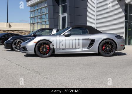 Indianapolis - circa Marzo 2023: Porsche 718 Cayman GTS 4,0 espositore in concessionaria. Porsche offre la 718 Cayman nei modelli coupé e cabriolet. Foto Stock