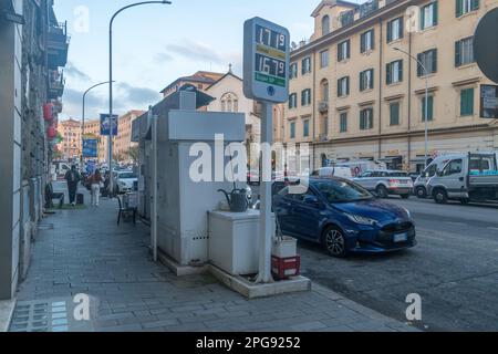 Roma, Italia - 7 dicembre 2022: Stazione di servizio self-service a Roma. Foto Stock