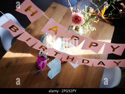 Berlino, Germania. 19th Mar, 2023. "Buon compleanno" è scritto su una ghirlanda appesa su un tavolo di compleanno. Credit: Annette Riedl/dpa/Alamy Live News Foto Stock