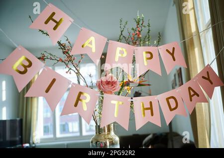 Berlino, Germania. 19th Mar, 2023. "Buon compleanno" è scritto su una ghirlanda. Credit: Annette Riedl/dpa/Alamy Live News Foto Stock