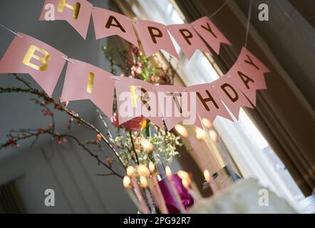 Berlino, Germania. 19th Mar, 2023. "Buon compleanno" è scritto su una ghirlanda appesa su un tavolo di compleanno. Credit: Annette Riedl/dpa/Alamy Live News Foto Stock