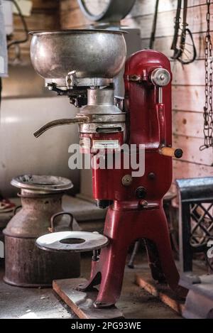 Una foto interna di una cucina con un antico separatore di crema rossa Foto Stock