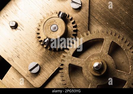 Ingranaggio in ottone, meccanismo di orologio vintage foto ravvicinata con messa a fuoco selettiva Foto Stock