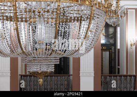 Lampadario vintage di lusso con decorazioni in vetro di cristallo, foto ravvicinata con messa a fuoco selettiva Foto Stock