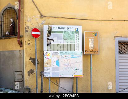 Cartello informativo al punto di via francigena a San Miniato, provincia di Pisa, Toscana, Italia, Via Francigena da Lucca a Siena Foto Stock