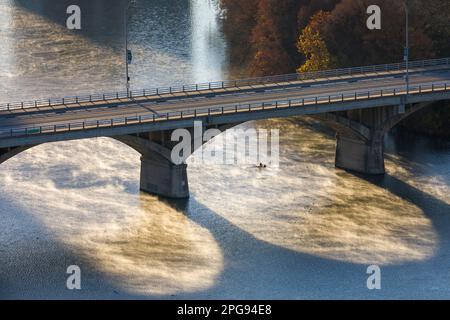 Scolpire il lago Ladybird nella nebbia mattutina ad Austin, Texas, con il Congress Street Bridge. Foto Stock