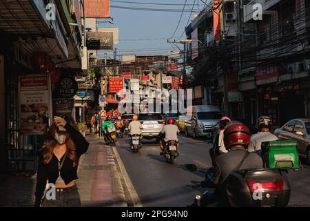 Bangkok, Thailandia. 21st Mar, 2023. Ingorgo del traffico visto a Pracha Rat Bambhen Road, una nuova Chinatown di Bangkok nel quartiere di Huai Khwang. (Foto di Varuth Pongsapipatt/SOPA Images/Sipa USA) Credit: Sipa USA/Alamy Live News Foto Stock