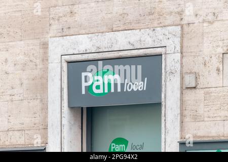 Roma, Italia - 8 dicembre 2022: Logo del supermercato locale Pam. Foto Stock