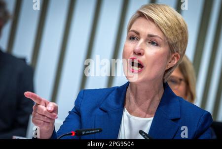 Schwerin, Germania. 21st Mar, 2023. Manuela Schwesig (SPD), Ministro Presidente del Meclemburgo-Pomerania occidentale, interviene alla sessione di emergenza del parlamento statale Meclemburgo-Pomerania occidentale. Il dibattito sulla Fondazione per il clima Meclemburgo-Pomerania occidentale continua ad occupare il parlamento nella settimana in corso. Nella sessione di emergenza, i partiti dell'opposizione vogliono ampliare le competenze della commissione d'inchiesta in materia. Credit: Jens Büttner/dpa/Alamy Live News Foto Stock