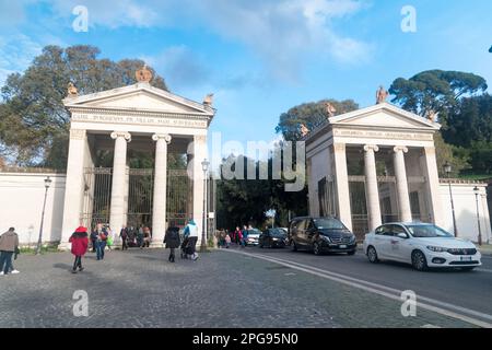 Roma, Italia - 8 dicembre 2022: Ingresso al parco di Villa Borghese Piazzale Flaminio. Foto Stock