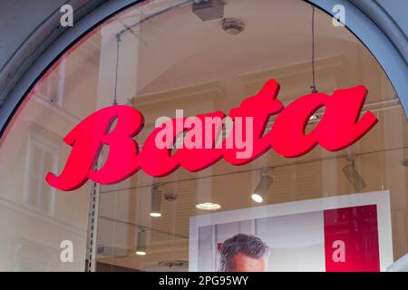 Roma, Italia - 8 dicembre 2022: Logo di Bata. Bata è produttore di calzature, abbigliamento e accessori moda. Foto Stock