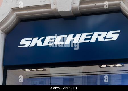 Roma, Italia - 8 dicembre 2022: Logo e segno di Skechers. Foto Stock