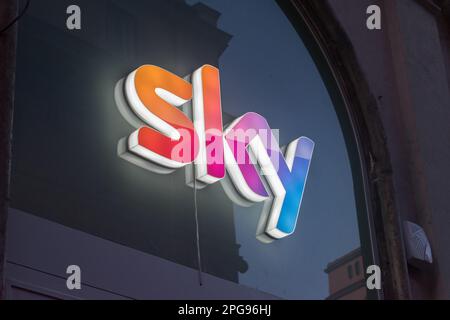 Roma, Italia - 8 dicembre 2022: Logo e firma della società Sky media. Foto Stock