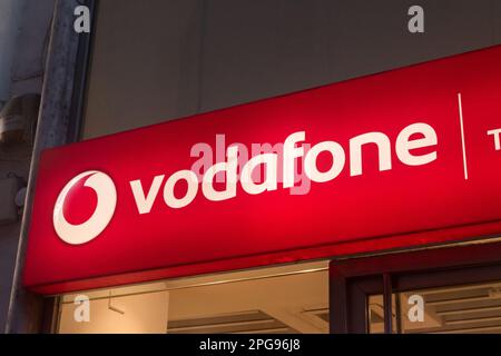 Roma, Italia - 8 dicembre 2022: Logo della multinazionale britannica di telecomunicazioni Vodafone. Foto Stock