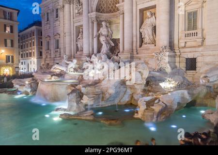 Roma, Italia - 8 dicembre 2022: La Fontana di Trevi di notte. Famosa fontana del 18th° secolo a Roma. Foto Stock