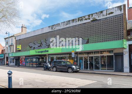 Il supermercato cooperativo in un vecchio edificio del 1970s a Moseley, Birmingham Foto Stock