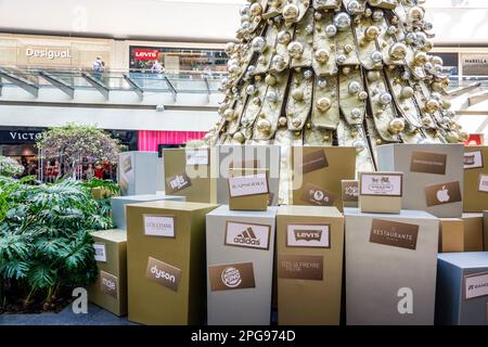Città del Messico, Polanco Antara, centro commerciale all'aperto di lusso, Natale artificiale albero decorazione vacanza presenta scatole marche, interno inter Foto Stock