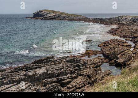 Costa rocciosa nel mese di luglio a Sonabia, Cantabria, Spagna, Europa Foto Stock