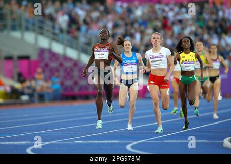 BIRMINGHAM, INGHILTERRA - Agosto 06: Mary Moraa del Team Kenya vince la medaglia d'oro da Keely Hodgkinson del Team England in argento, e Laura Muir del Team Foto Stock