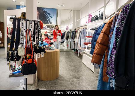 Mexico City, Polanco Antara, centro commerciale all'aperto di lusso, Bimba y Lola, marchio di moda alla moda, donna donna donna donna donna donna donna donna donna, adulti, residente Foto Stock