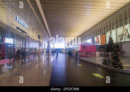 Roma, Italia - 9 dicembre 2022: L'interno della stazione ferroviaria Roma Termini al mattino presto. Termini è anche il principale centro di trasporto pubblico all'interno Foto Stock