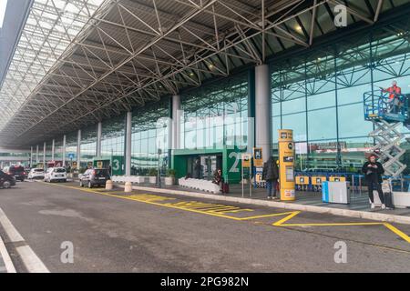 Fiumicino, Italia - 9 dicembre 2022: Terminal dell'aeroporto Leonardo da Vinci-Fiumicino (IATA: FCO, ICAO: LIRF). Foto Stock