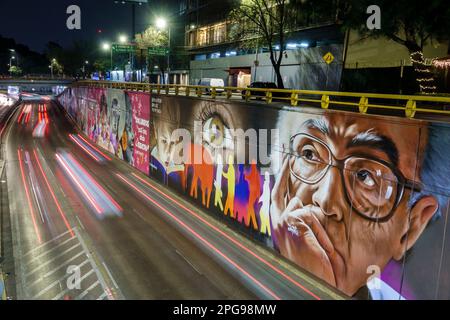 Città del Messico, circuito interno Melchor Ocampo strada murales del traffico murales di Lizette Charlotte, notte notturna veicolo luci sentieri Foto Stock